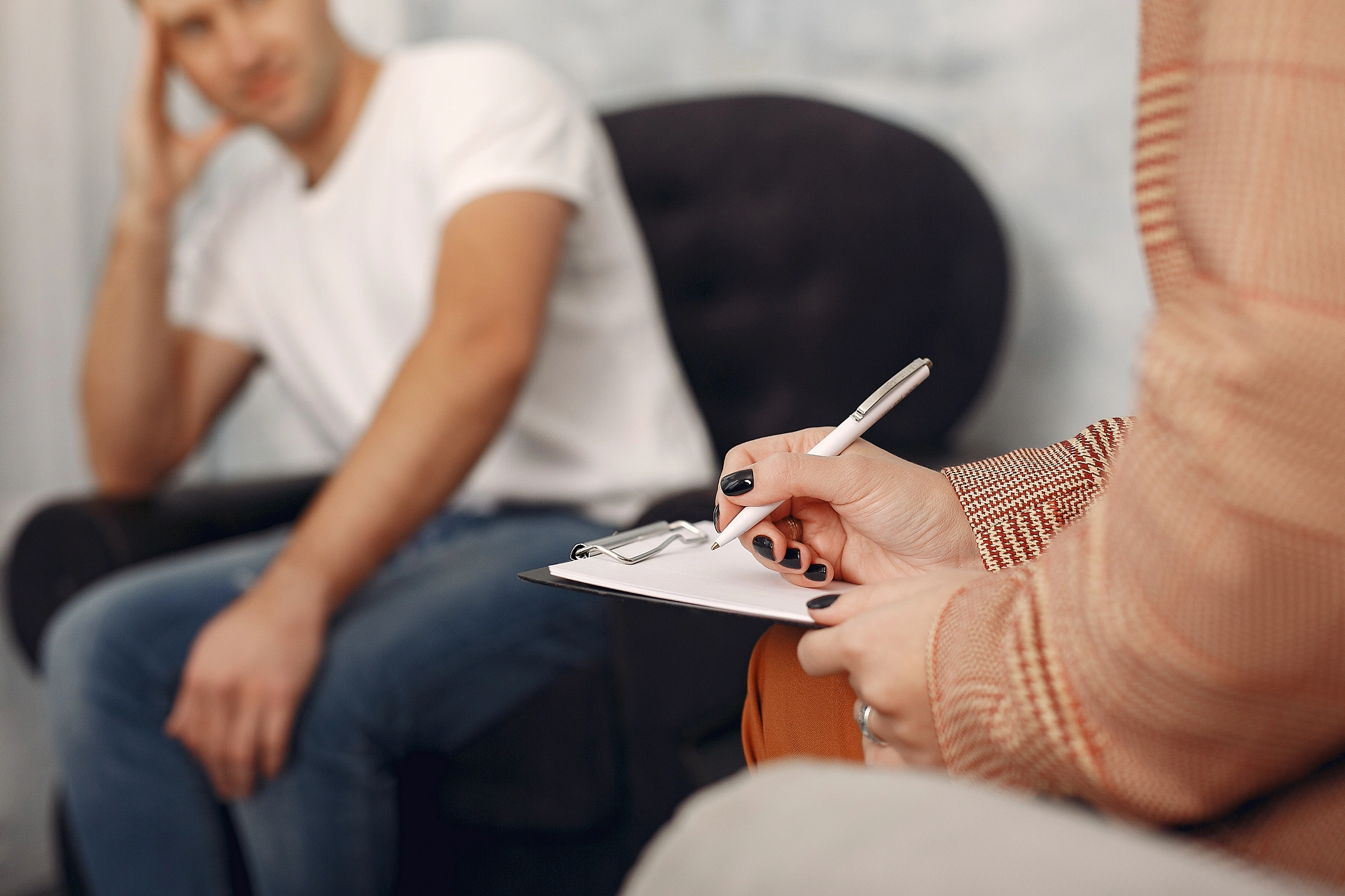 man-sitting-psychologist-s-office-talking-about-problems (Copiar)