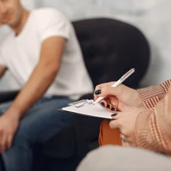 man-sitting-psychologist-s-office-talking-about-problems (Copiar) man-sitting-psychologist-s-office-talking-about-problems (Copiar)